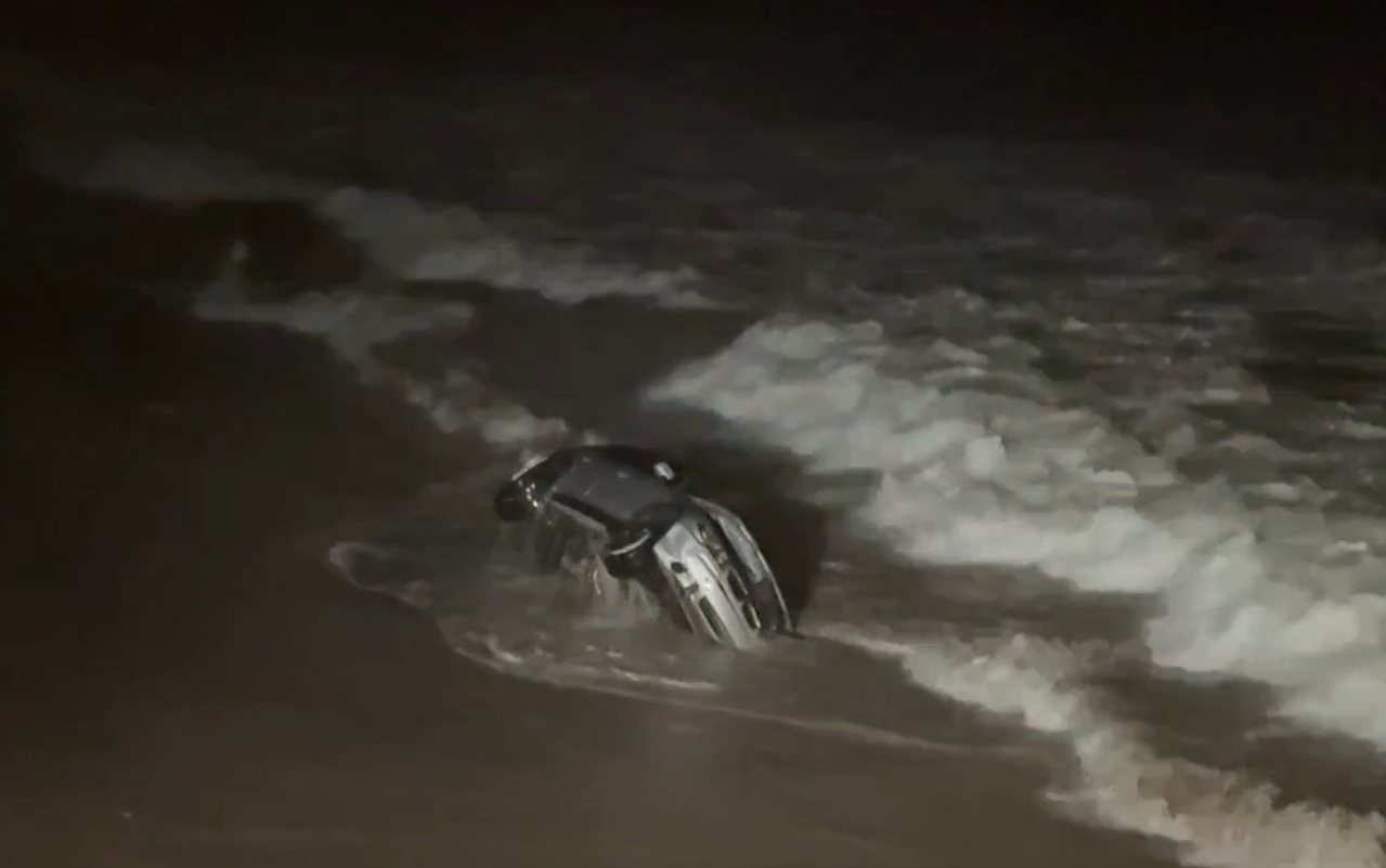 "Police Pursuit Ends with Suspect Driving into Pacific Ocean in Los Angeles"