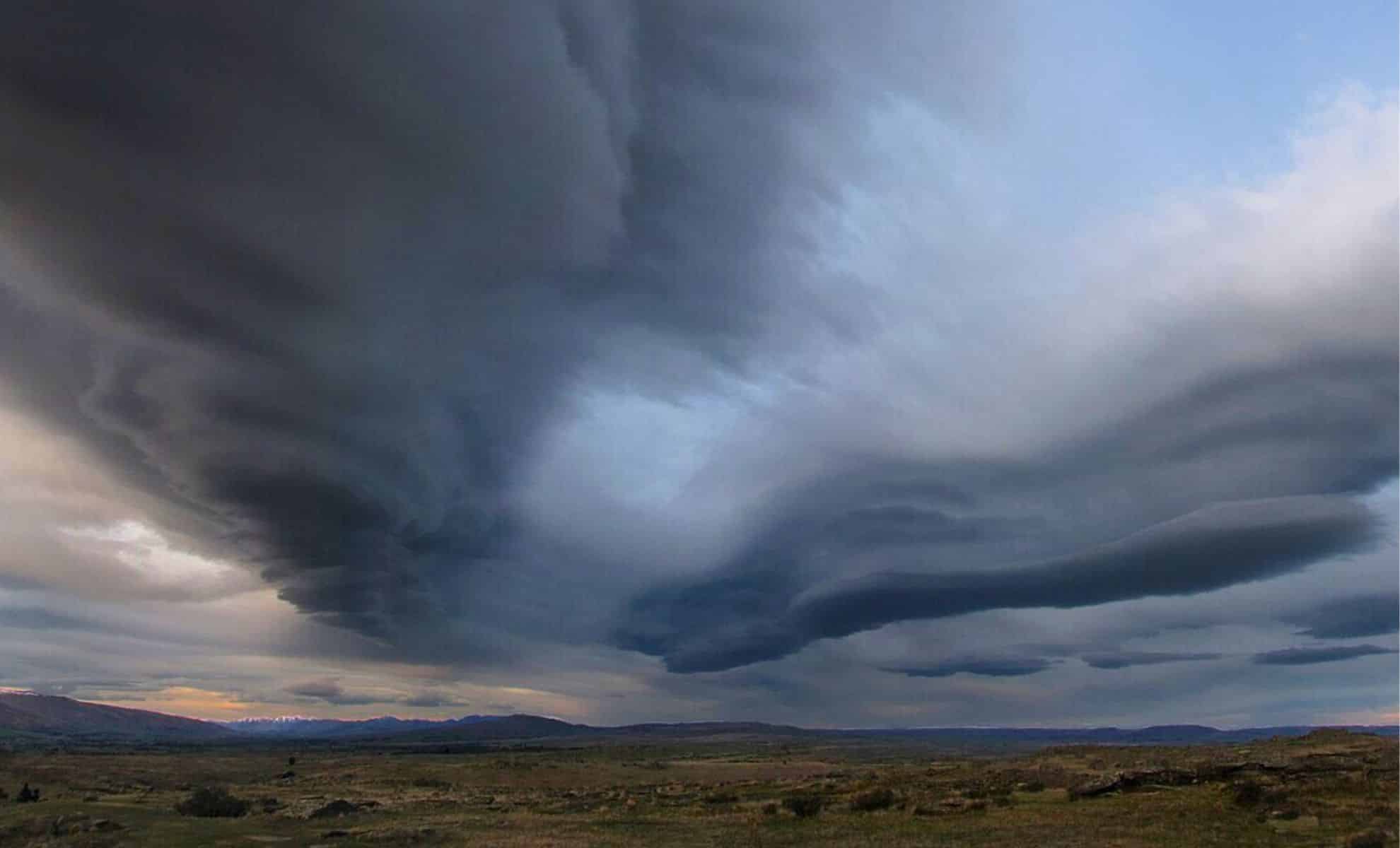 Featured image for NASA Investigates Mysterious 'Pet Cloud' Over New Zealand