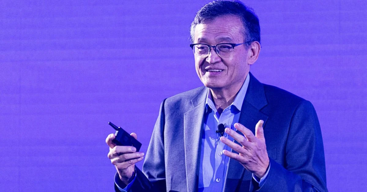 Intel's Strategic Moves and Market Rise Amid Industry Challenges