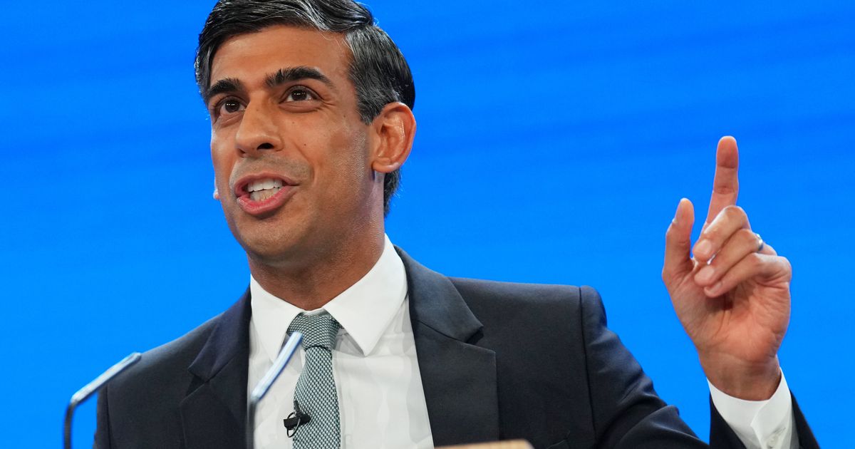 "Rishi Sunak's Progressive Approach: UK's Smoking Ban and Vaping Lessons from New Zealand"