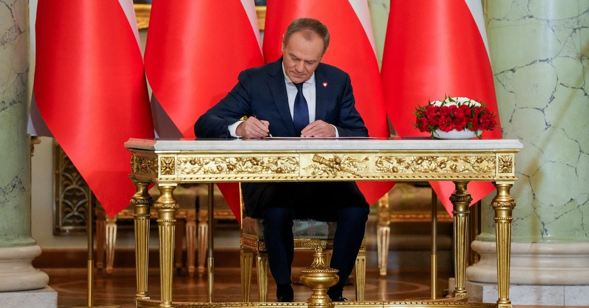 "Poland's New Government Takes Office, Facing Challenges at Home and Abroad"