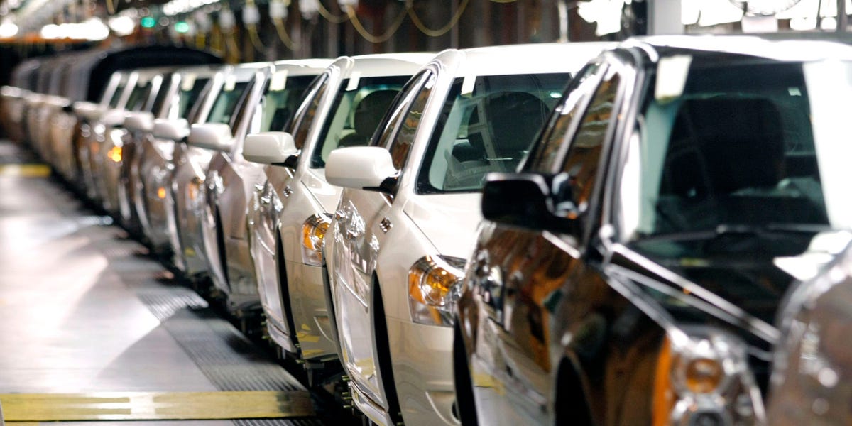 Featured image for "GM's Hybrid Shift: Disrupting EV Plans with Fresh Lineup"