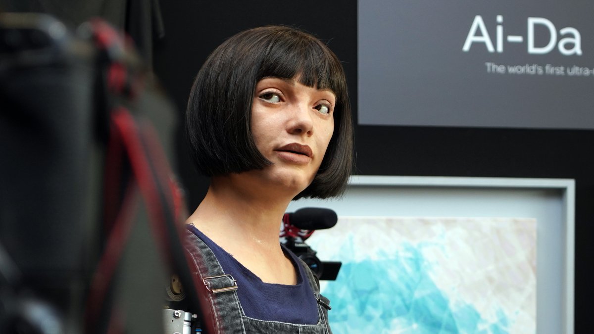 AI Robots at UN Press Conference: Could They Be Superior World Leaders?
