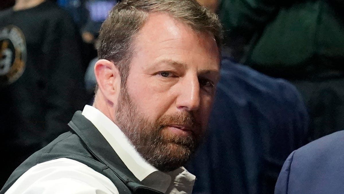 Featured image for Oklahoma Sen. Markwayne Mullin Faces Backyard Fight Challenge from Teamsters Leader