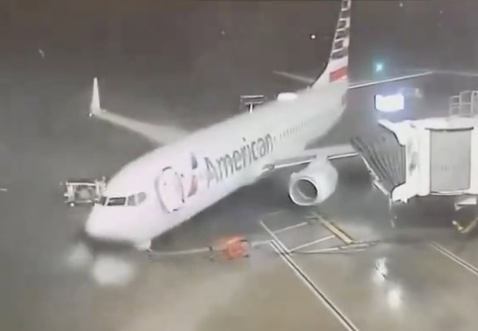 Featured image for "Wind Spins Parked Boeing 737 in Dramatic Video"
