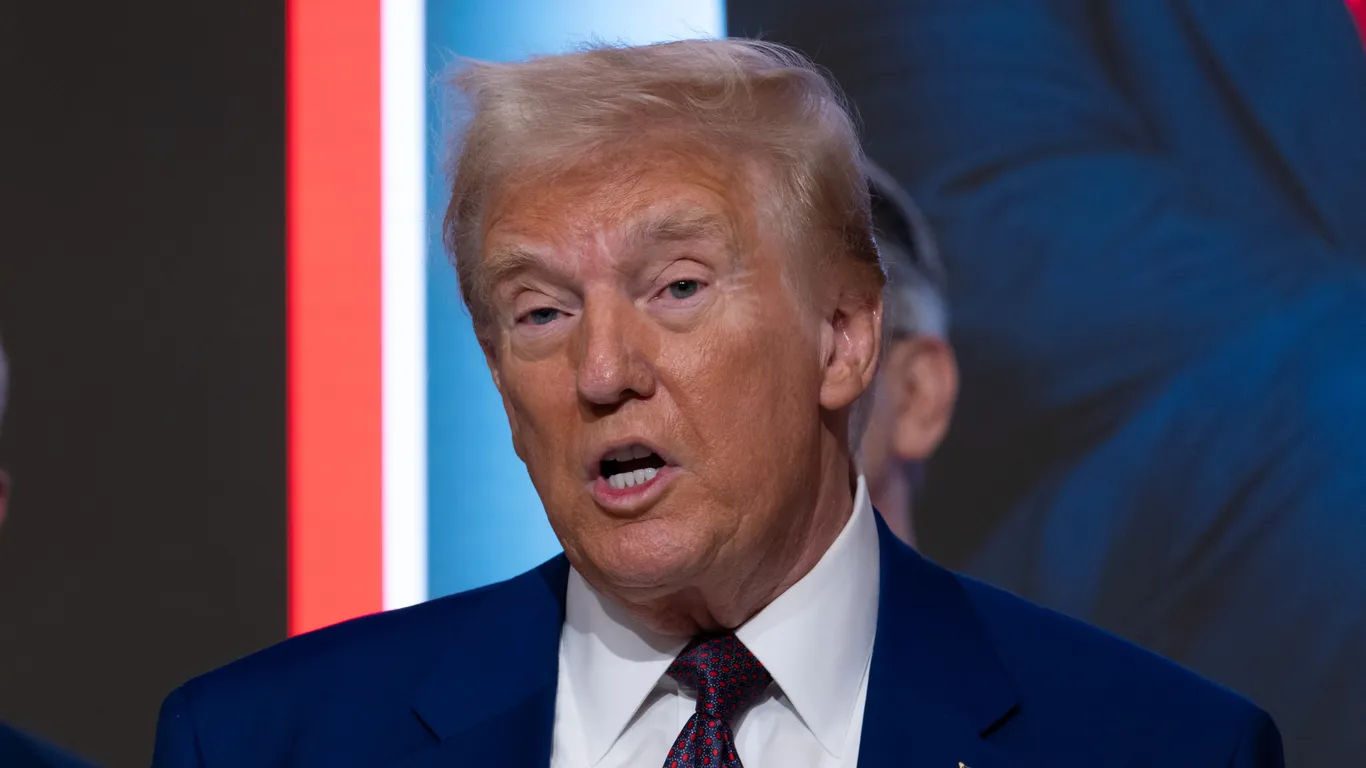 Featured image for Trump Backs Dockworkers in Automation Dispute