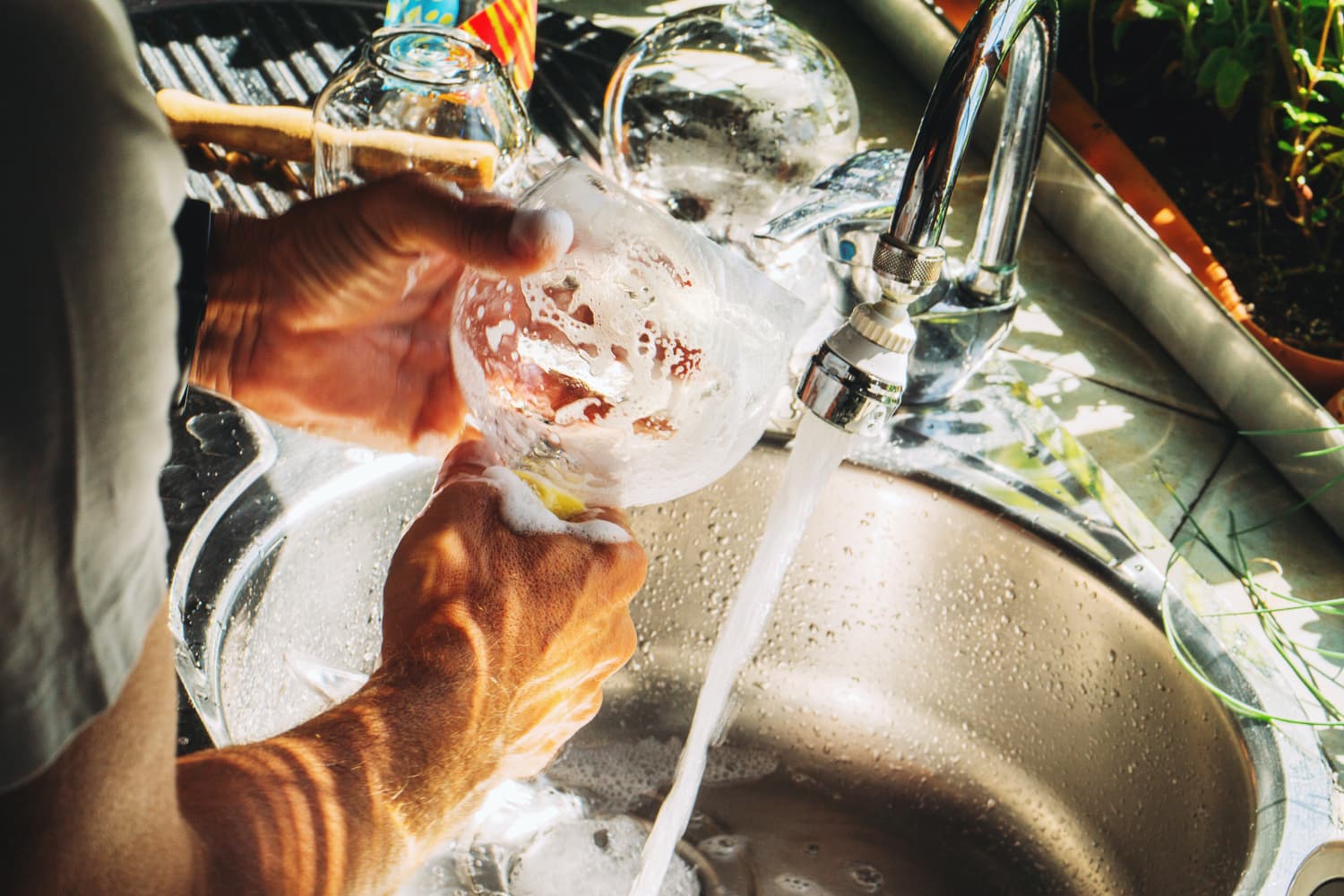 Featured image for Experts Settle the Dishwasher vs. Hand-Washing Debate