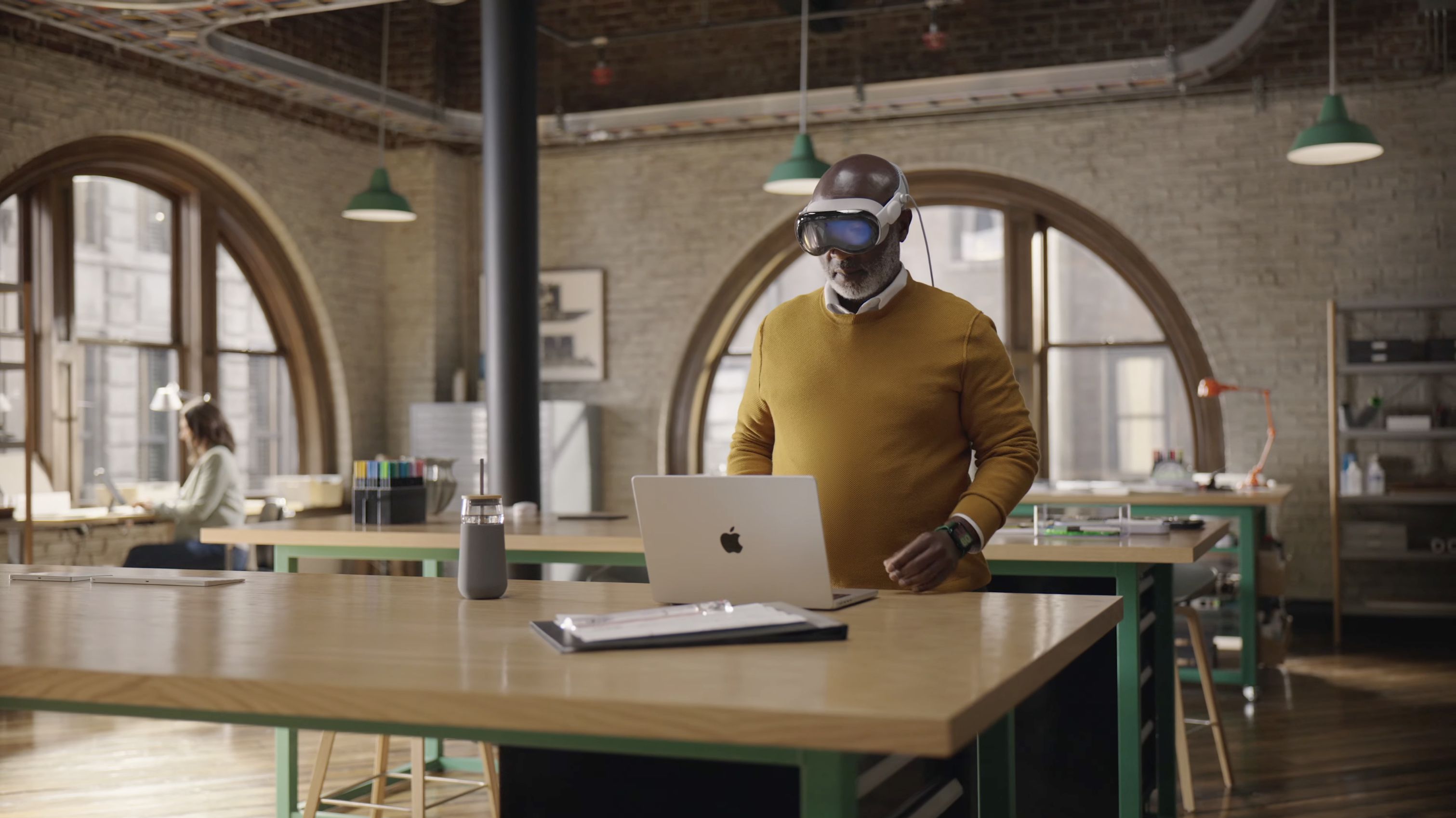 Featured image for "Exploring the Apple Vision Pro: Features, Limitations, and Cost-Free Trials"