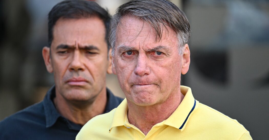 Featured image for Brazilian Police Accuse Bolsonaro of Planning to Flee to Argentina for Asylum