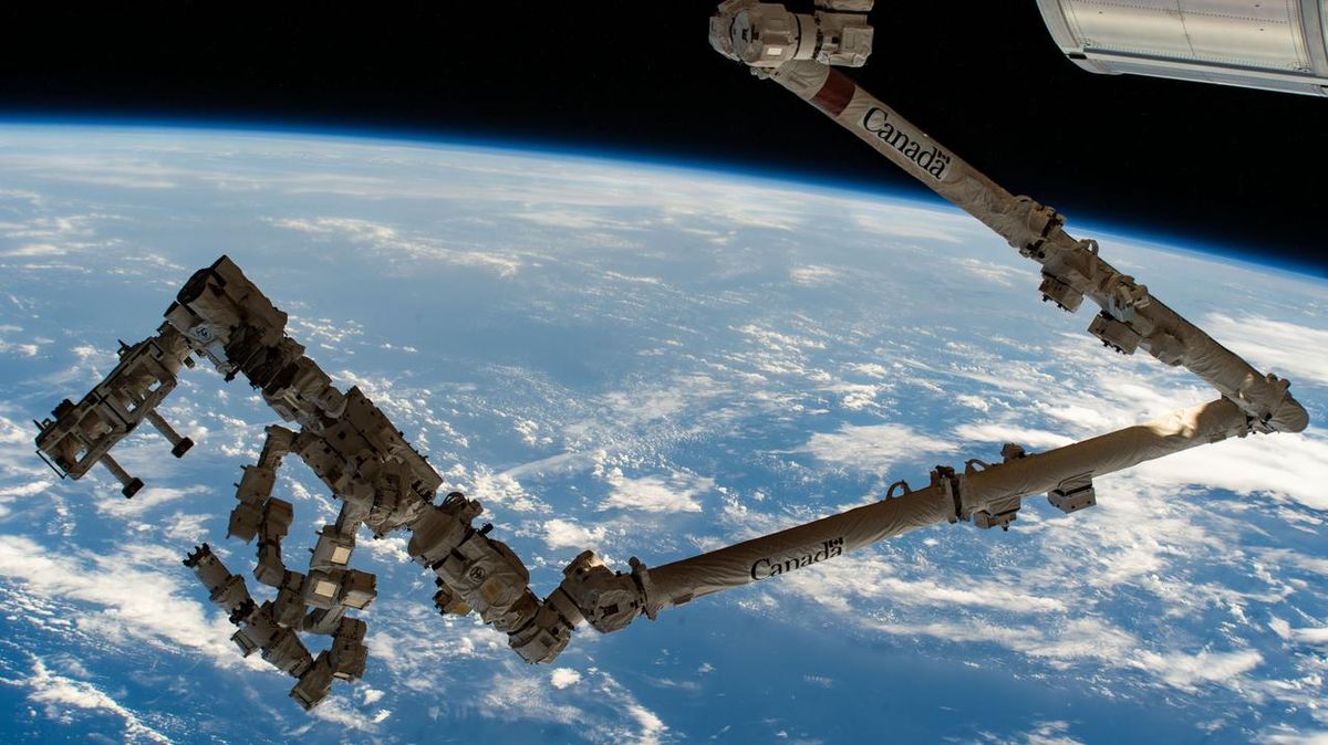 Featured image for Astronaut Captures Dextre Robot's Dance Moves Outside ISS