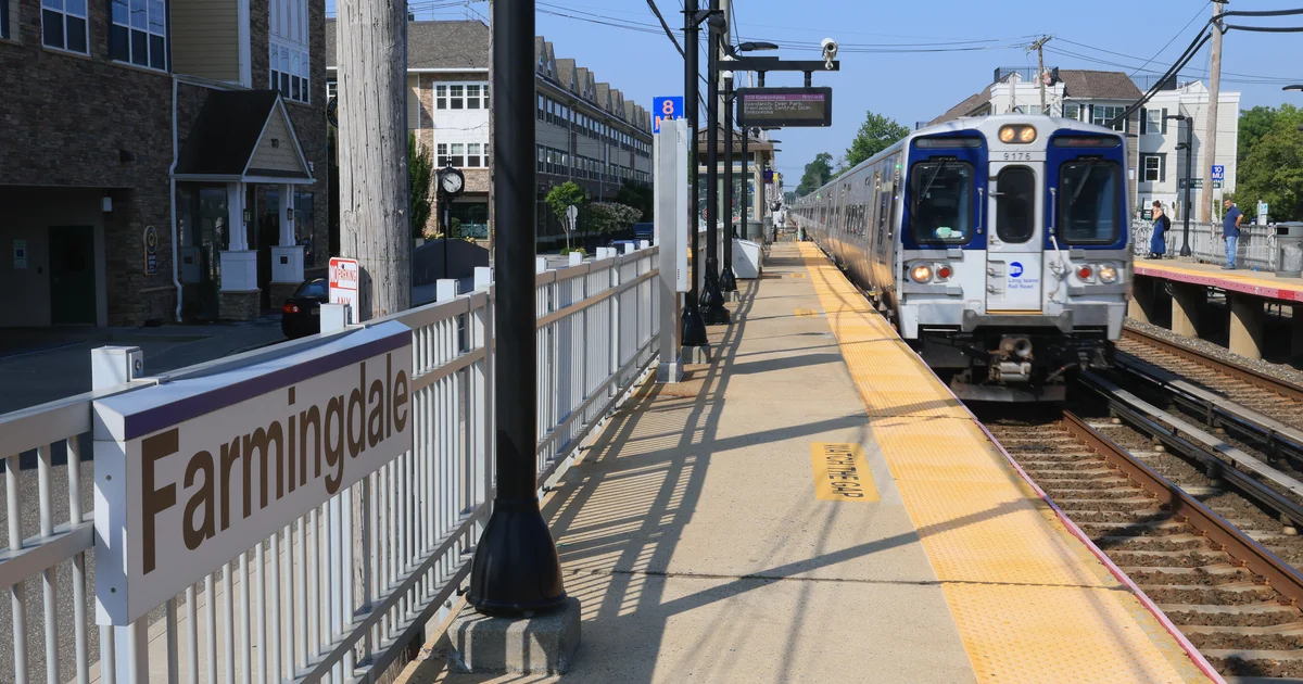 Featured image for LIRR Unions Seek Federal Mediation to Avert Strike