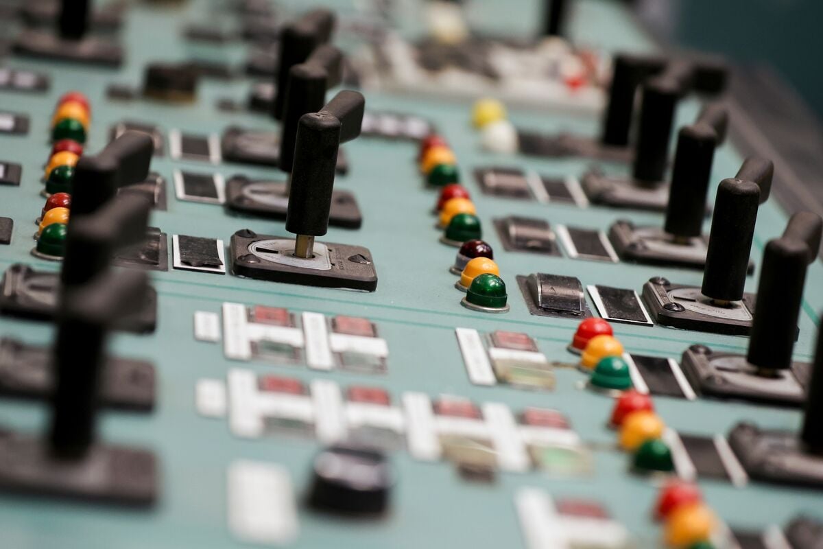 Featured image for U.S. Government Acts to Keep Power Plants Open Amid Energy Concerns