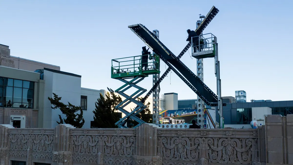 Featured image for "San Francisco Collects $4,000 in Fees as Twitter HQ Landlord Reacts to Musk's 'X' Sign Installation"