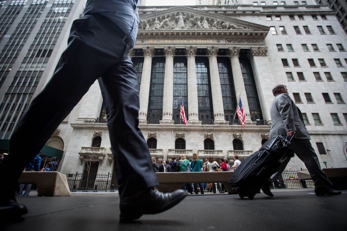 "Wall Street's Elite Traders Stumble Amid Stock Surge"