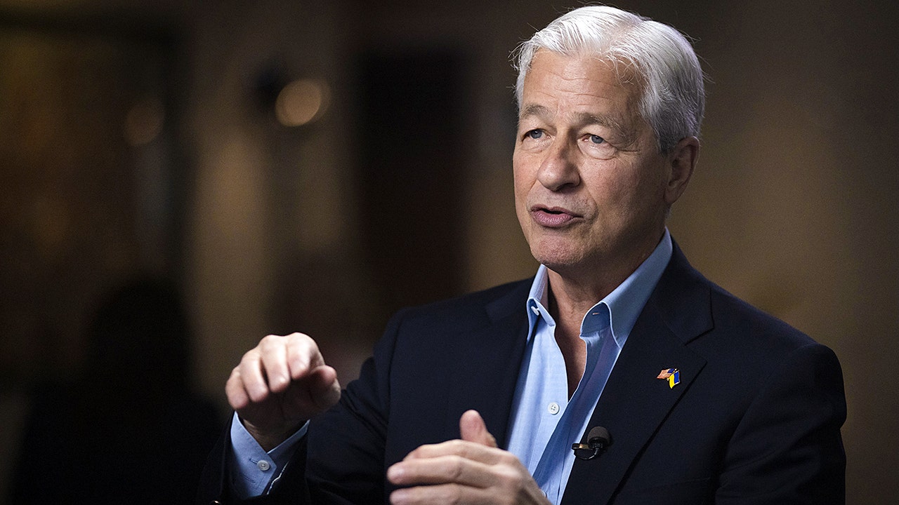 "Jamie Dimon Warns of Major Economic Threats Amid Inflation and Fed Policy"