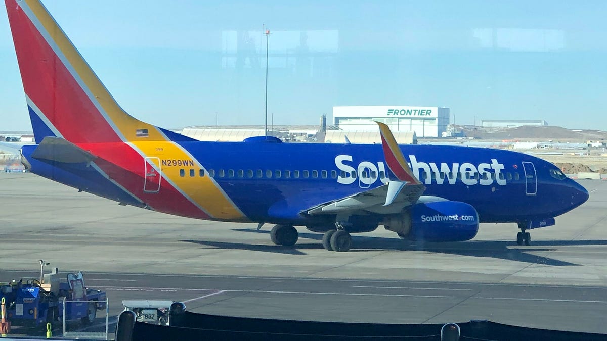 Featured image for Off-duty pilot saves the day on Southwest flight with in-flight medical emergency.