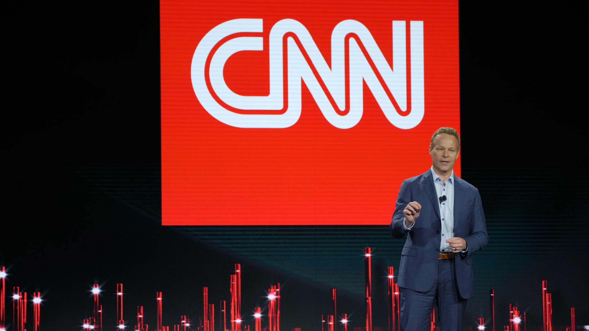 Featured image for CNN CEO Chris Licht faces challenges and apologizes to staff.