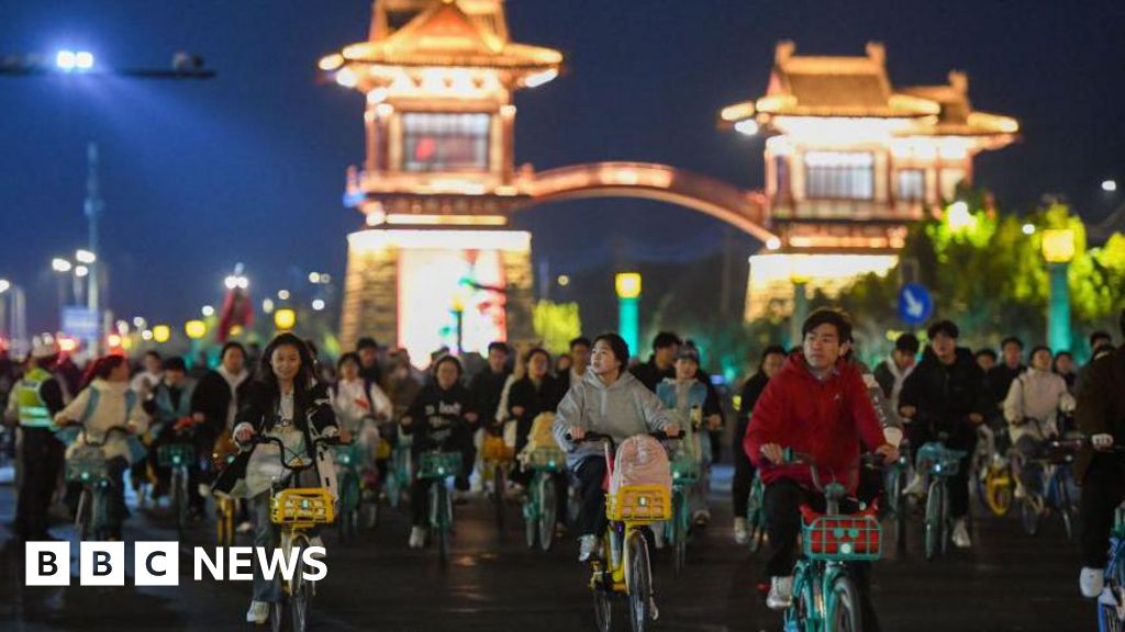 Featured image for Mass Night Bike Rides for Dumplings Cause Chaos in China