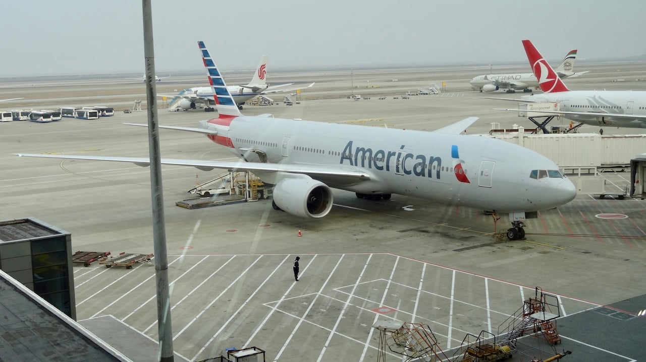 Featured image for American Airlines Boosts Profits and Premium Offerings Amid Financial Challenges