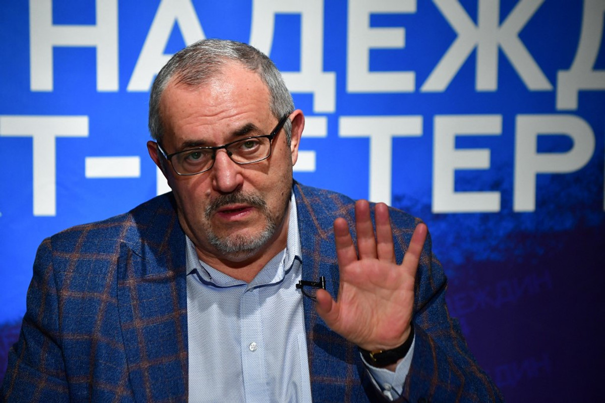 "Russian Peace Candidate Gathers Massive Support for Presidential Challenge"