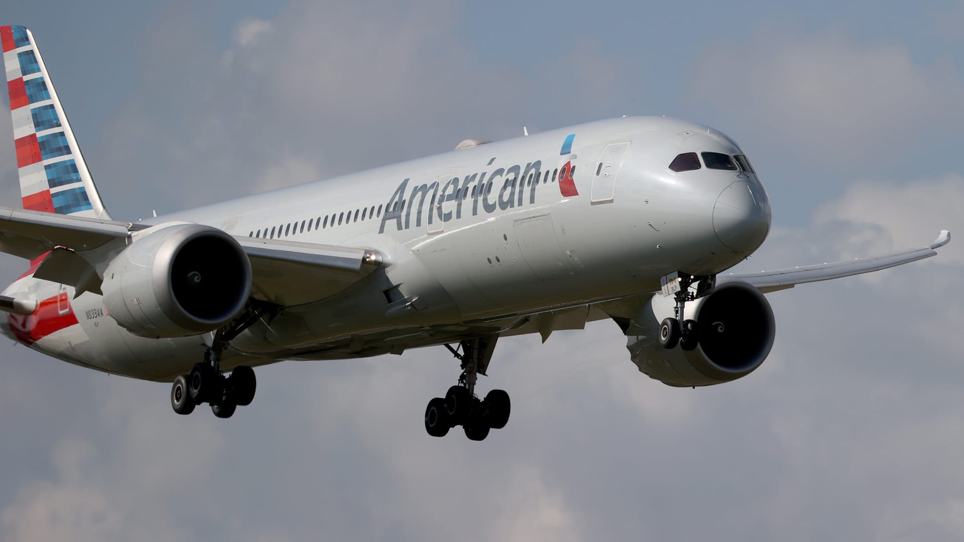 Featured image for American Airlines sees profit and positive outlook for Q2 amidst increasing travel demand.