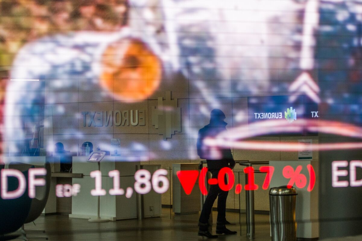 European Stock Markets Retreat Amid Rate Cut Expectations and Economic Data Concerns