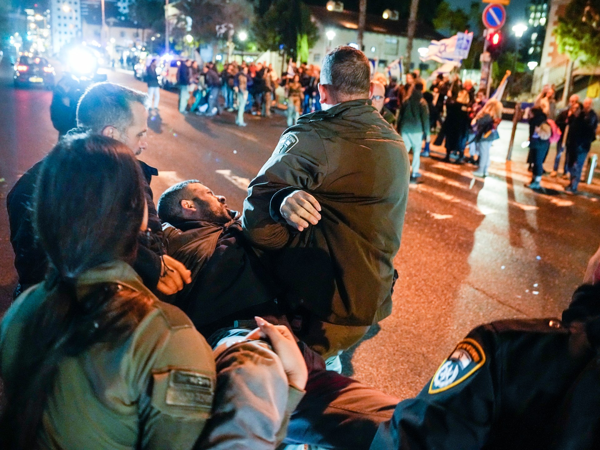 "Israeli Protests Demand Netanyahu's Resignation Amid Aid Blockades and Hostage Controversy"
