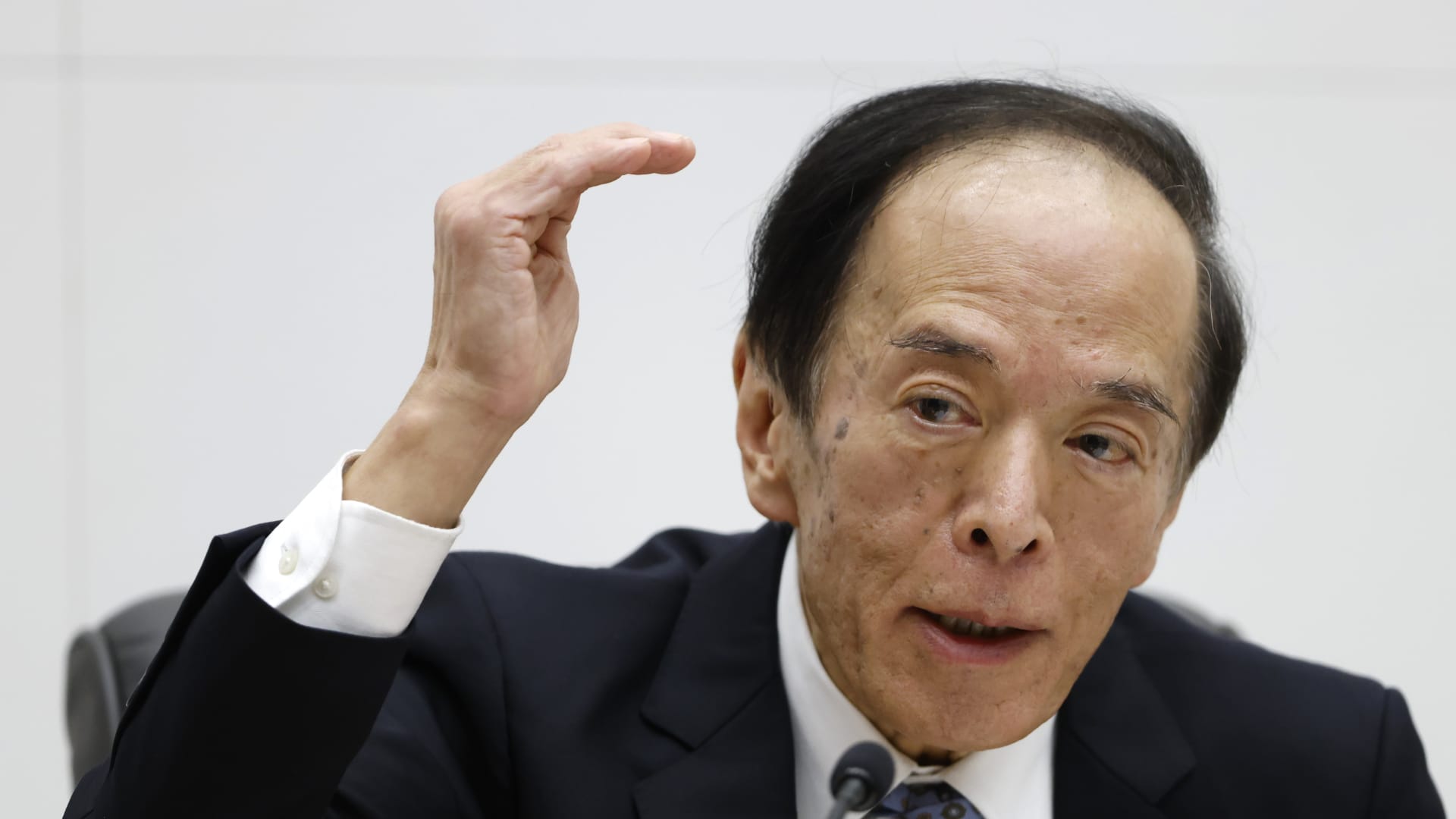 "Bank of Japan Maintains Ultra-Easy Monetary Policy Amidst Uncertainties, Impacting Yen and Stock Market"