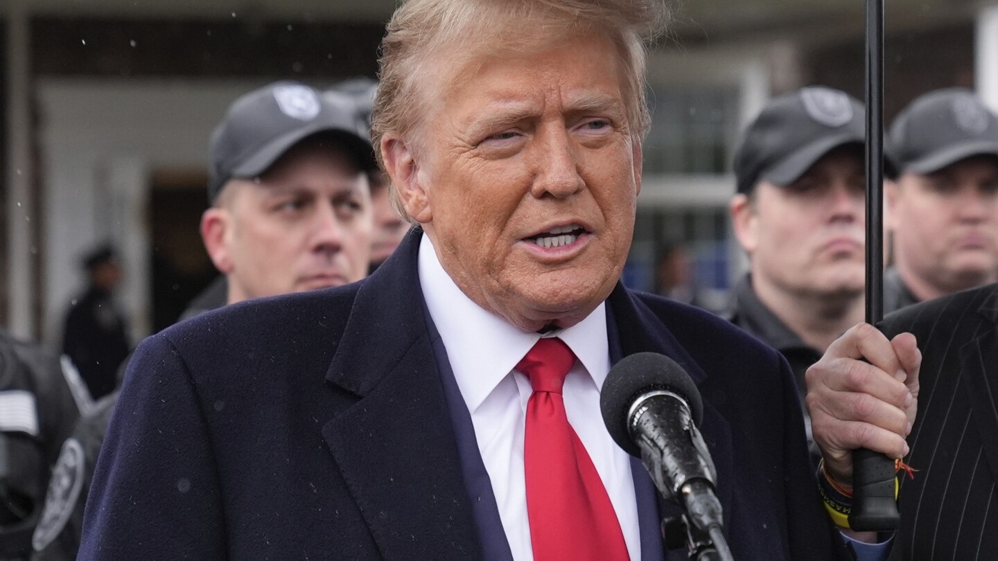 "Trump Aims to Raise $33 Million at Florida Fundraiser, Trails Biden in Fundraising Race"