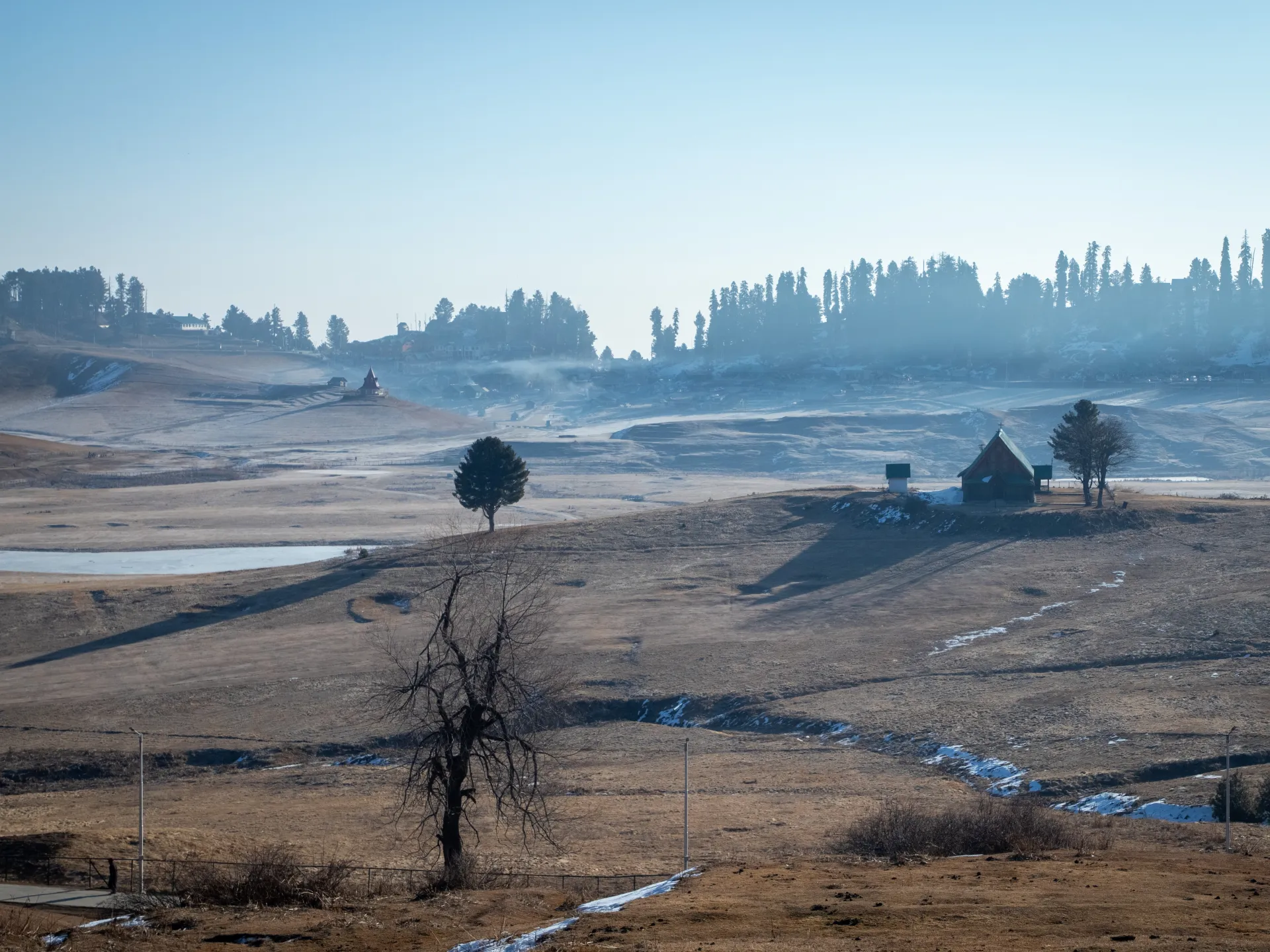 "Kashmir's Ski Tourism Hit Hard by Unprecedented Snow Drought"