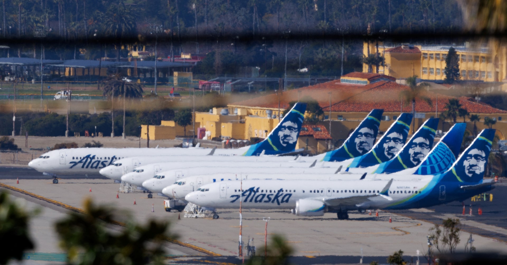 "Alaska Airlines Resumes Flights Following Grounding Over Technical Issue"