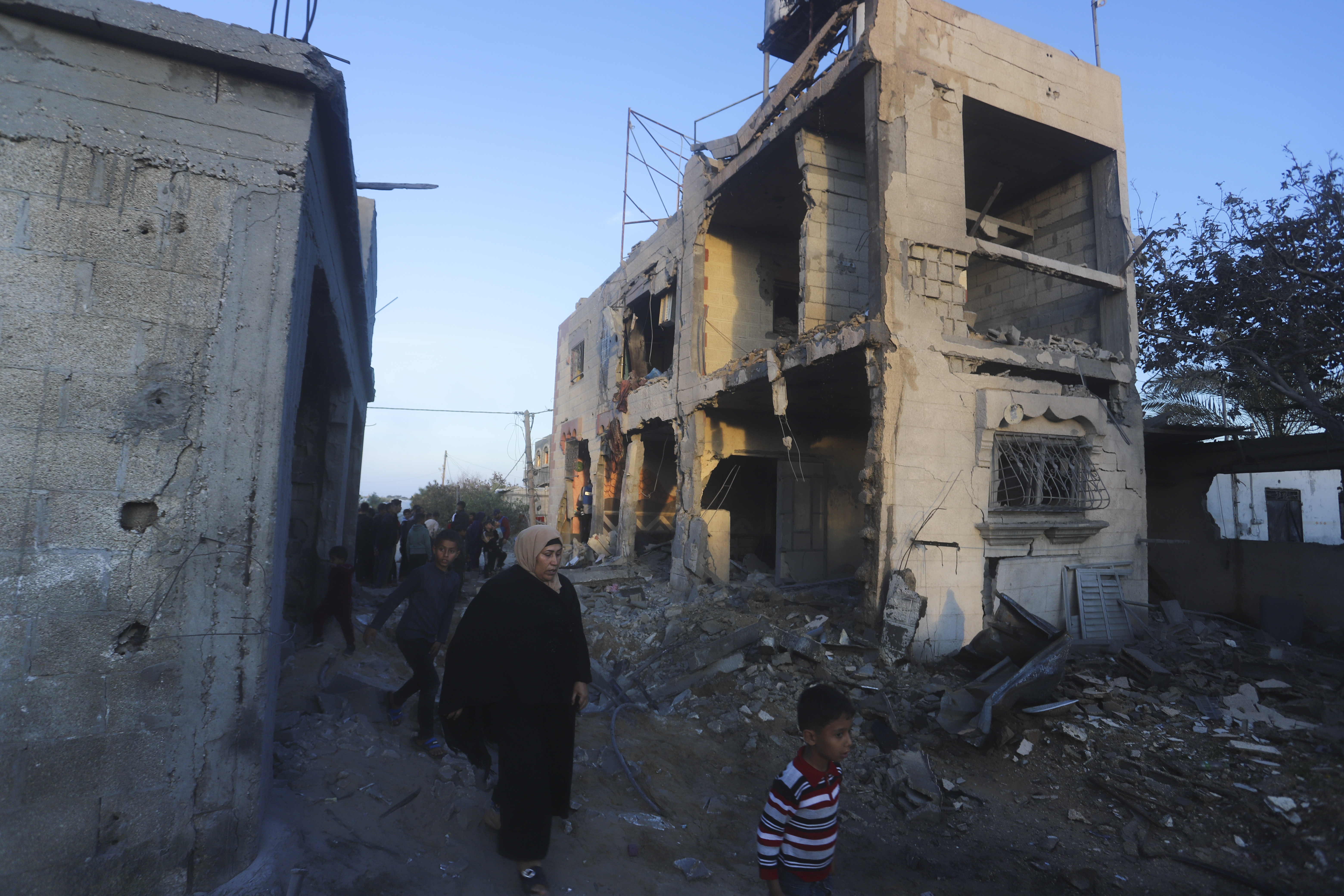 "Biden Urges Netanyahu to Protect Civilians in Rafah Amid Gaza Tensions"