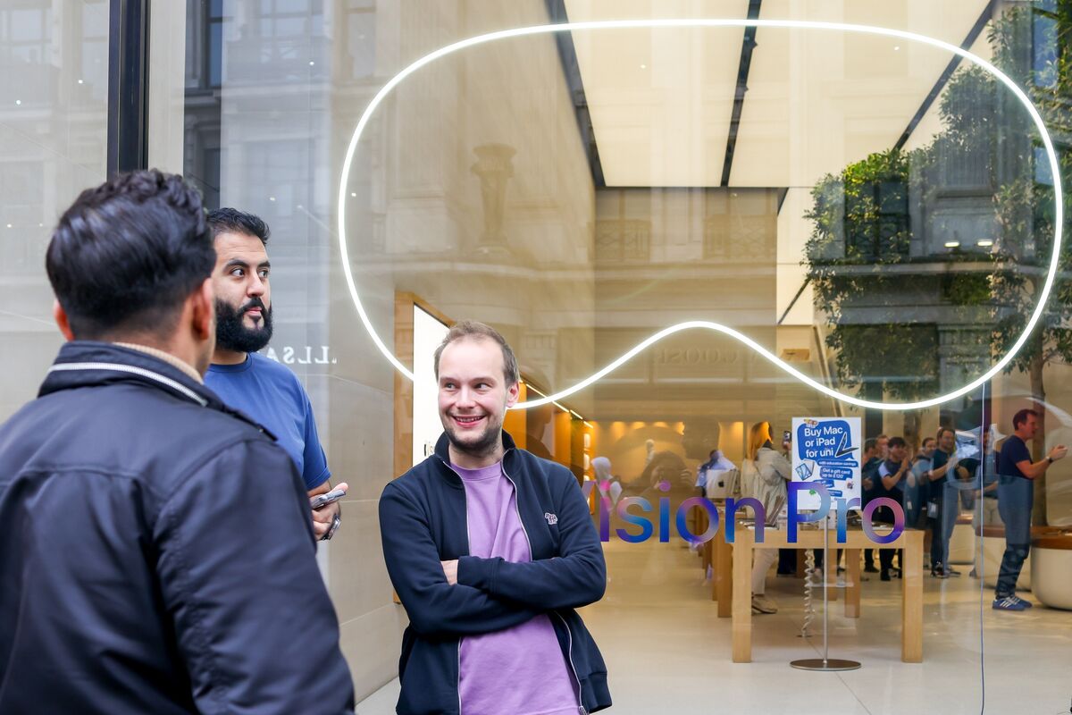 Featured image for Apple and Meta Gear Up for AI-Enhanced Wearable Showdown