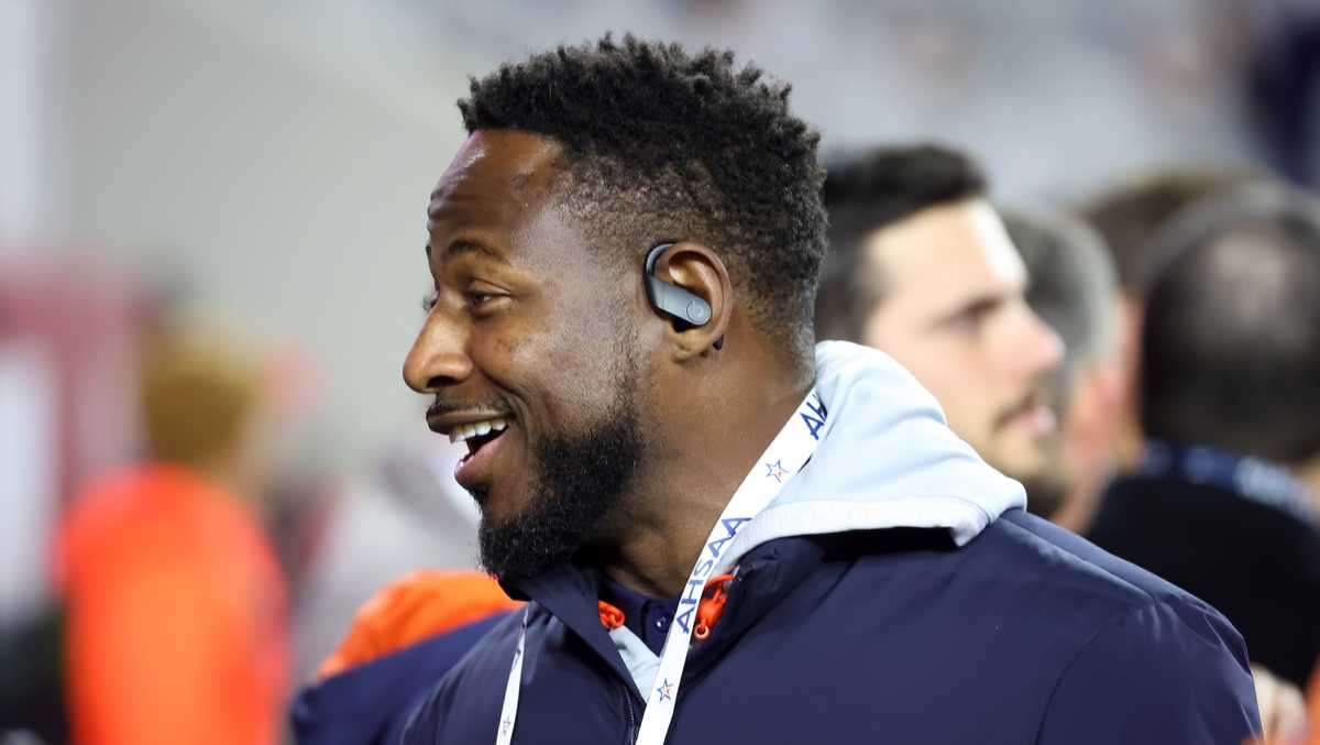 "Cadillac Williams Resigns as Auburn's Running Backs Coach: What It Means for the Team"