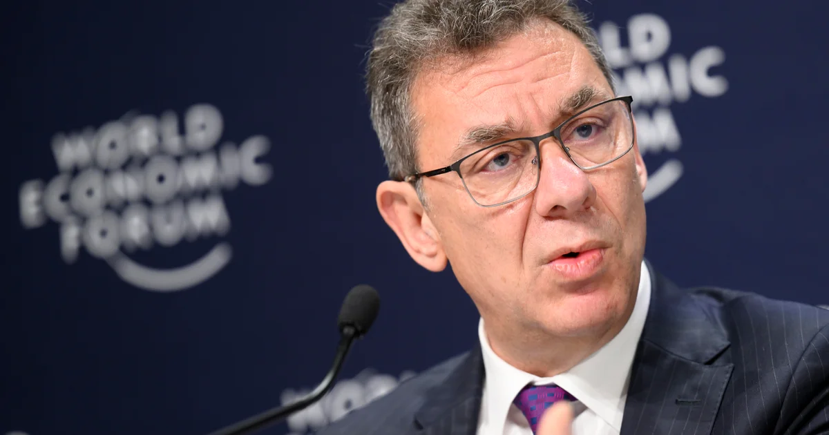 Featured image for Pfizer CEO Attends Fundraiser Amid Trump's Urgent Drug Price Cuts