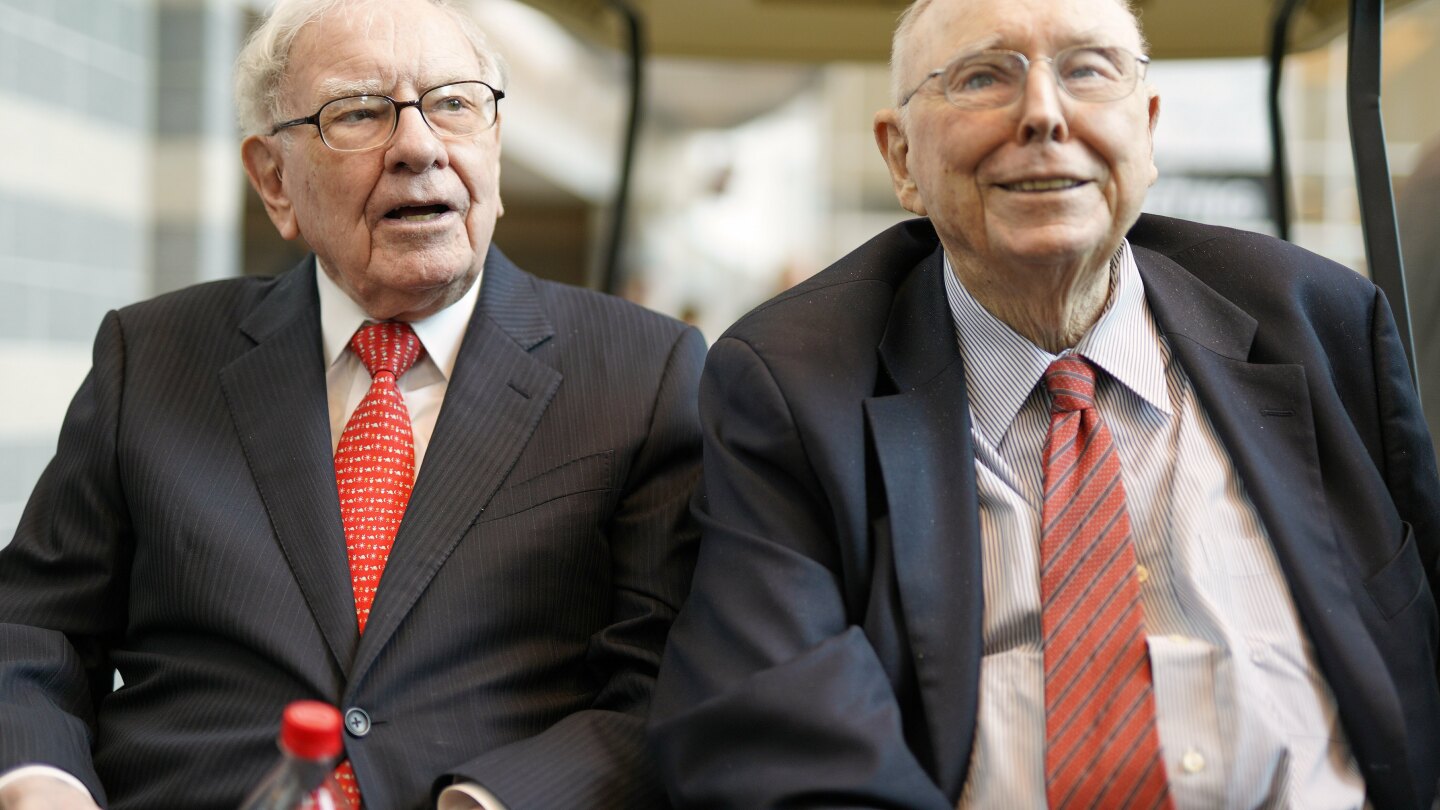 Legendary Investor Charlie Munger Passes Away at 99