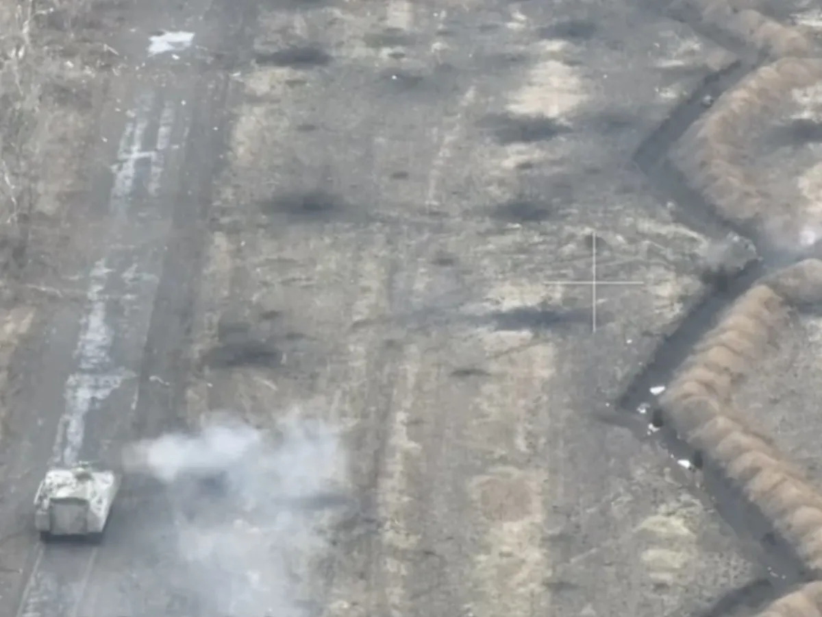 Intense Firefight: Ukrainian Tank and Troops Blast Russian Trench in Bakhmut