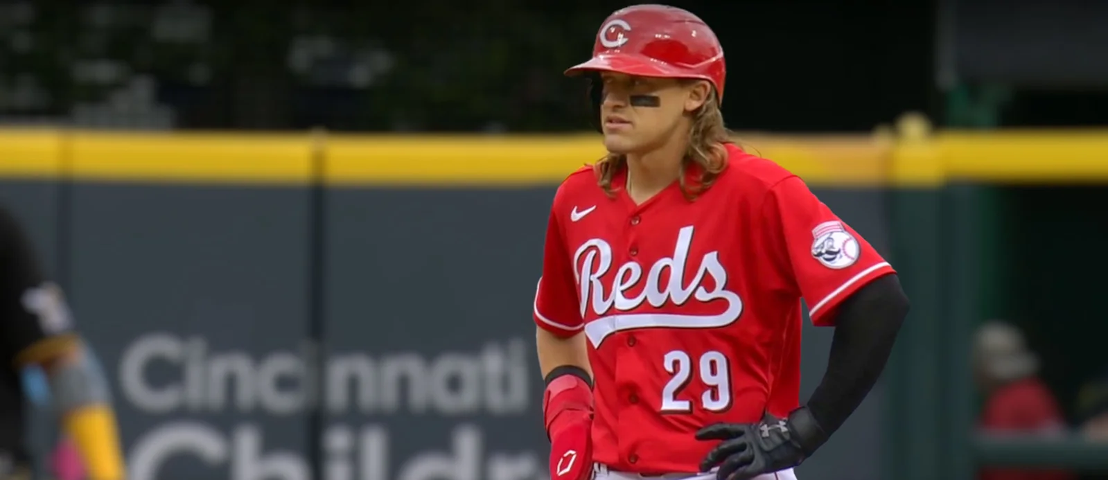 White Sox defeat Reds 5-4 in close game.