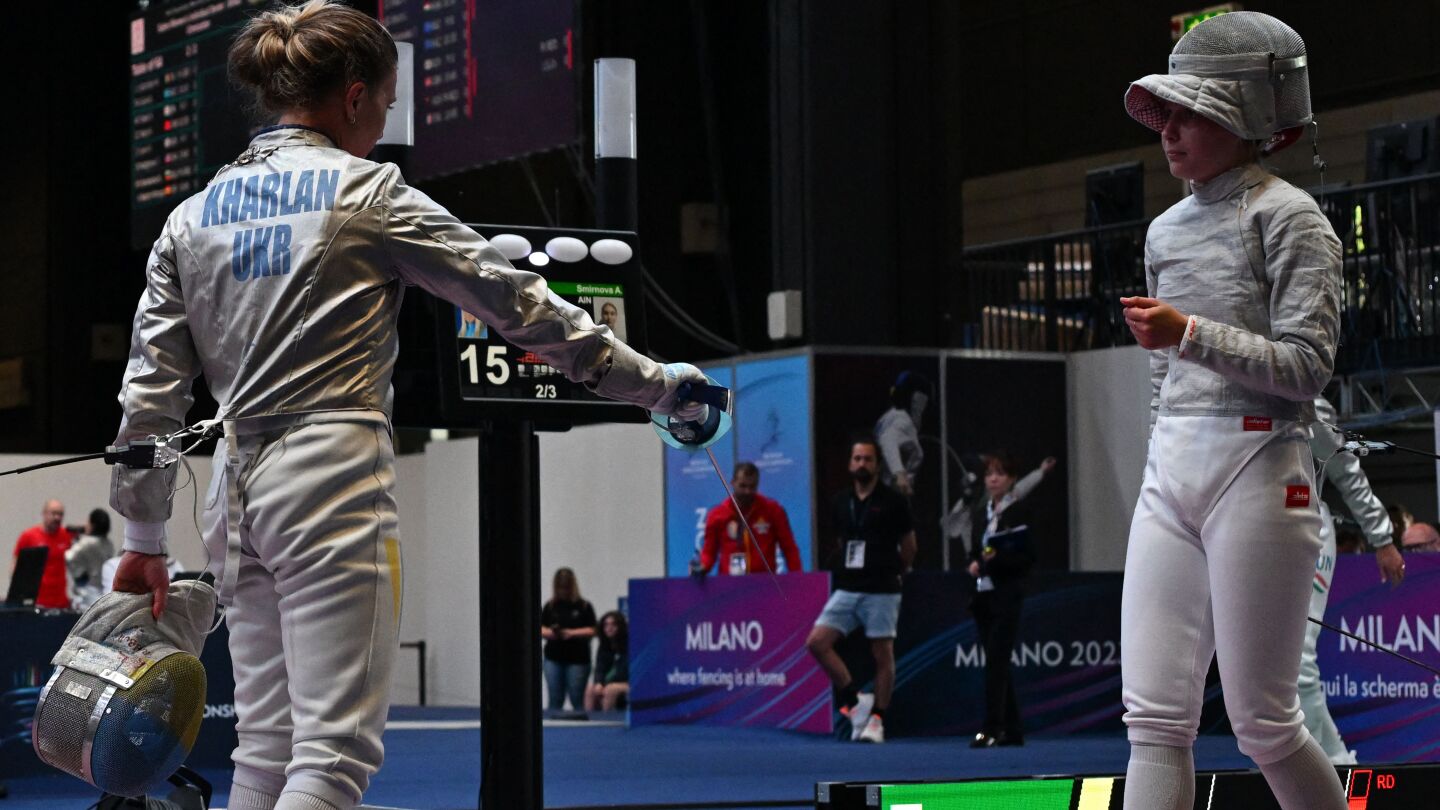 Featured image for Ukrainian Fencer Disqualified for Refusing Handshake with Russian Opponent