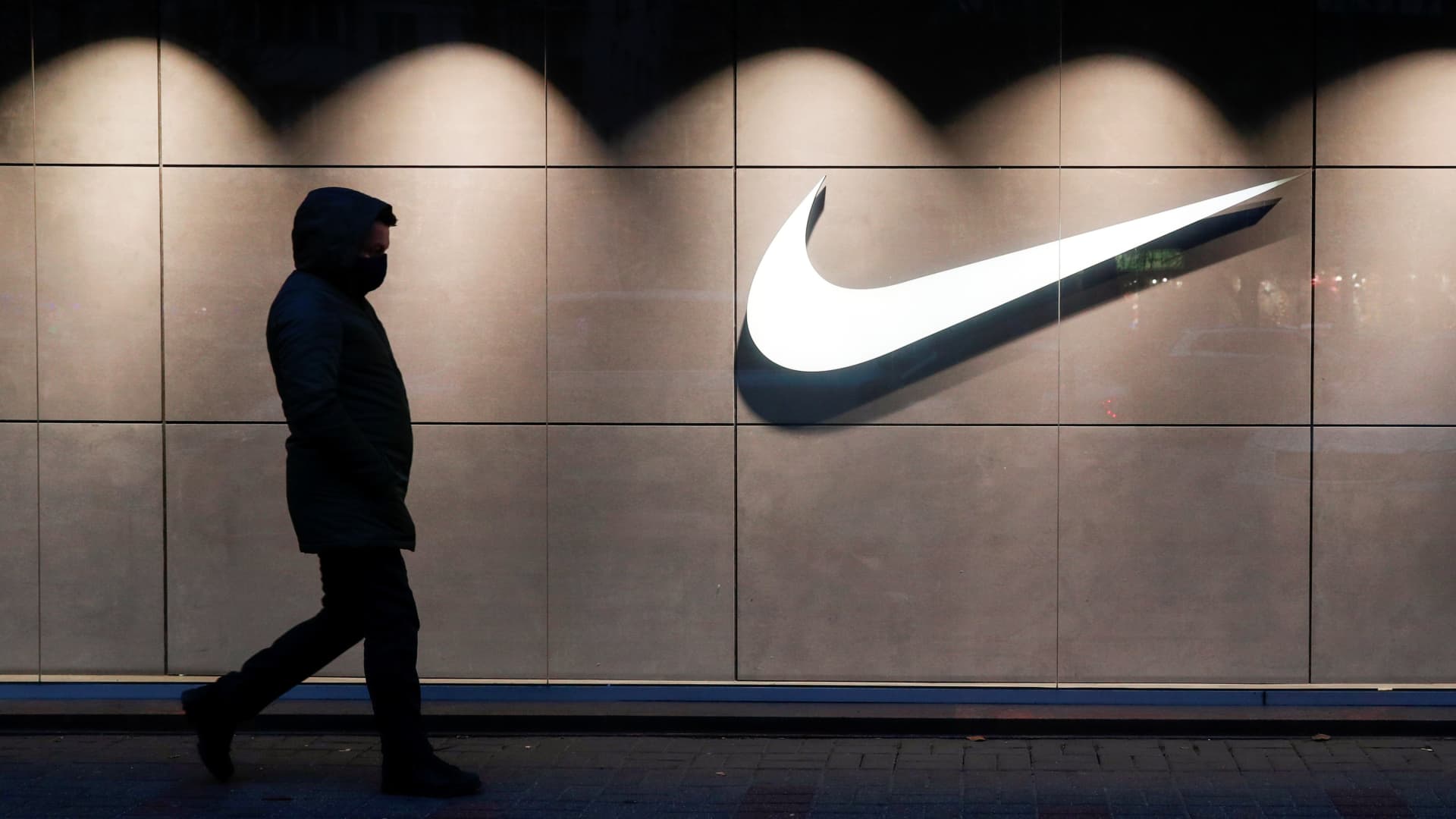 "Nike's Restructuring: 2% Workforce Reduction to Lower Costs"