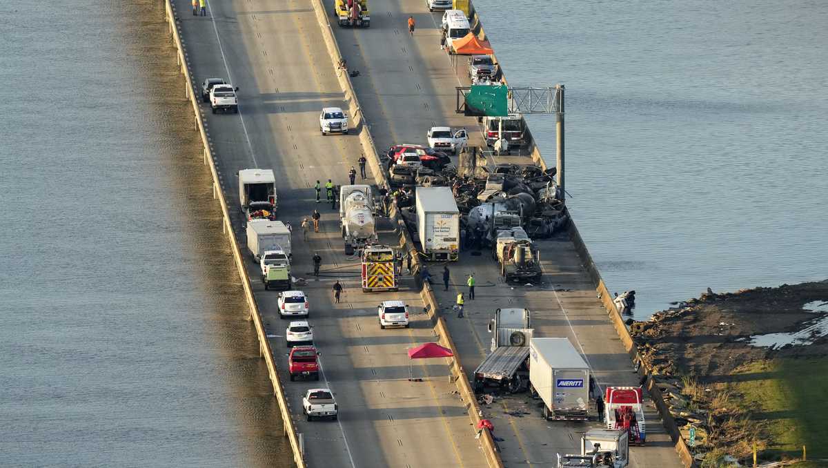Featured image for "Deadly 'Super Fog' Pileup: Over 160 Vehicles Damaged, 8 Dead, 63 Injured"