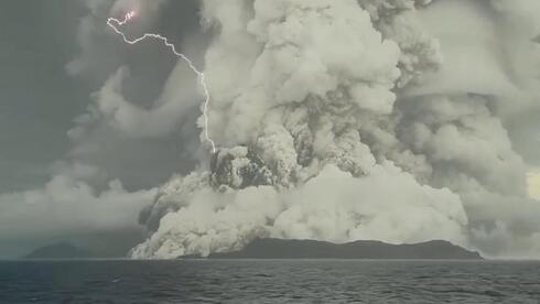 Featured image for Unprecedented Electrical Activity Recorded During Tonga Volcanic Eruption