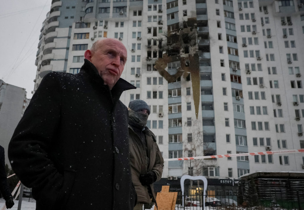 Featured image for Russia escalates with hypersonic missile attack on Ukraine and warns the West