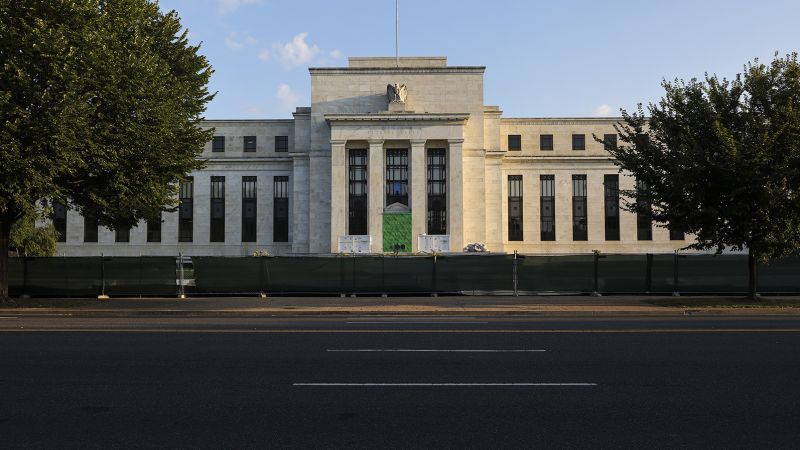 Fed officials divided on rate hike decision, minutes reveal