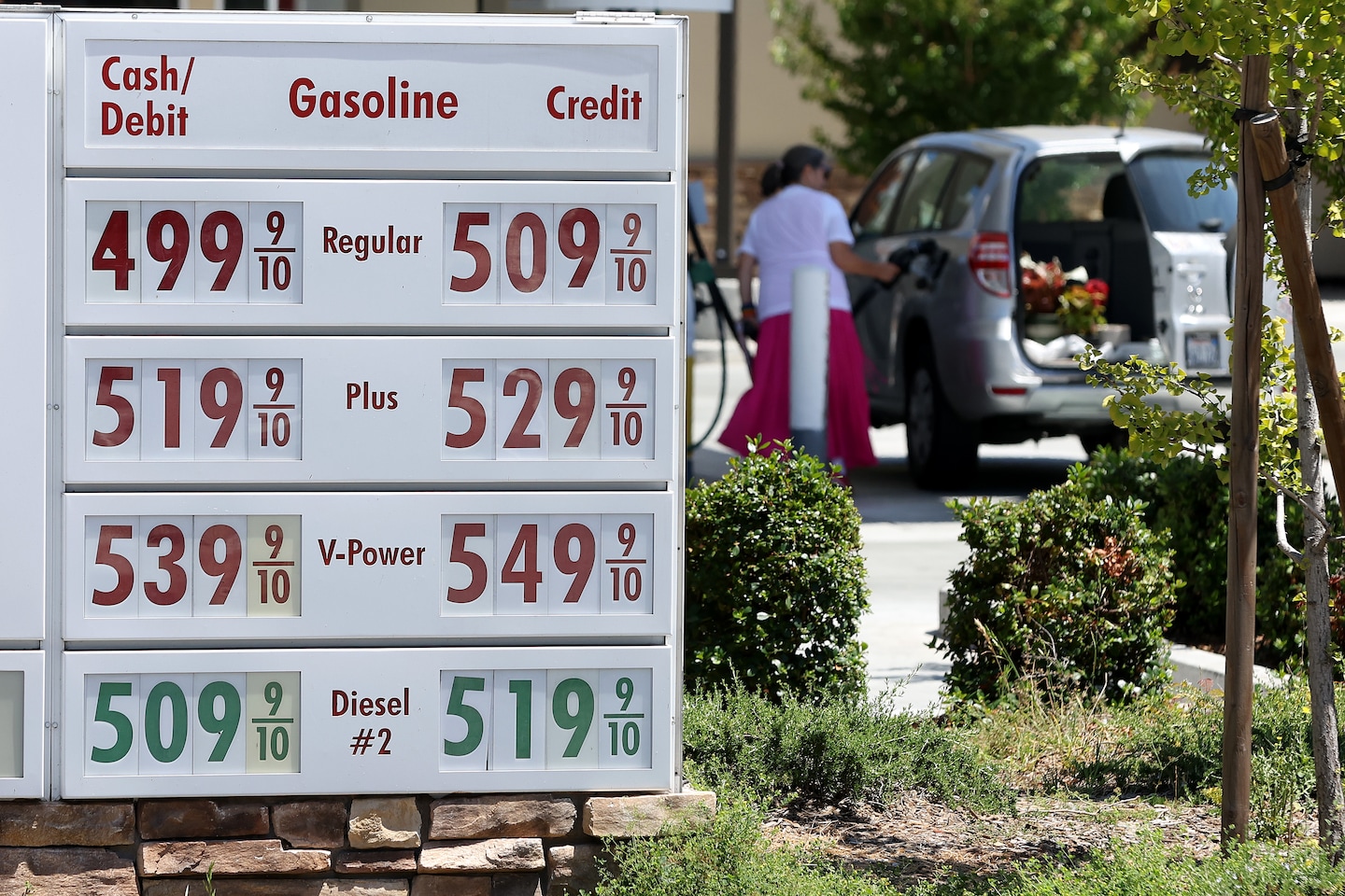 Featured image for Record-breaking heat drives gas prices to highest level of the year