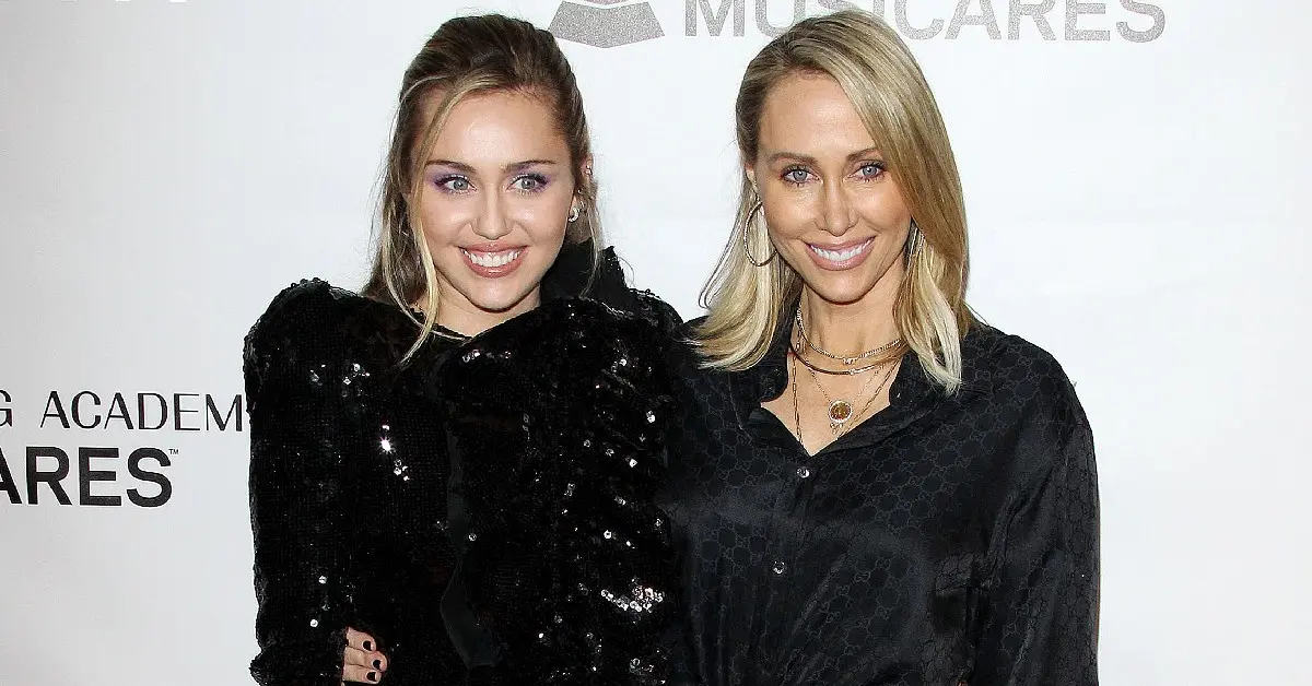 Featured image for Miley Cyrus Blames Mom Tish for 2009 Pole Dance Controversy