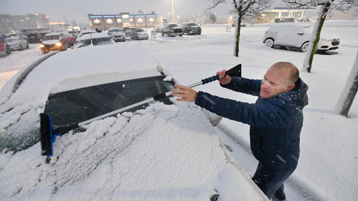 "Winter Storm Causes Widespread Power Outages and Hazardous Commute in Michigan"