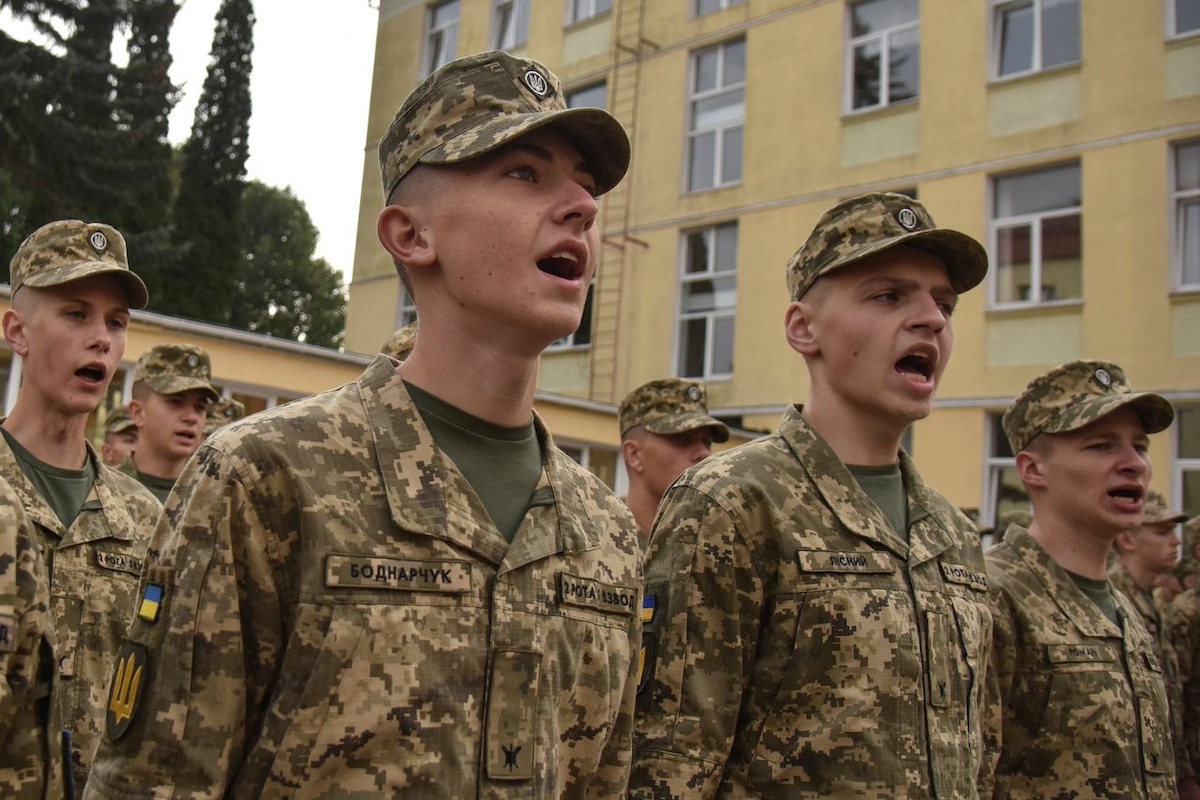 "Debate Intensifies Over Ukraine's Mobilization Strategy Amid War's Socioeconomic Toll"
