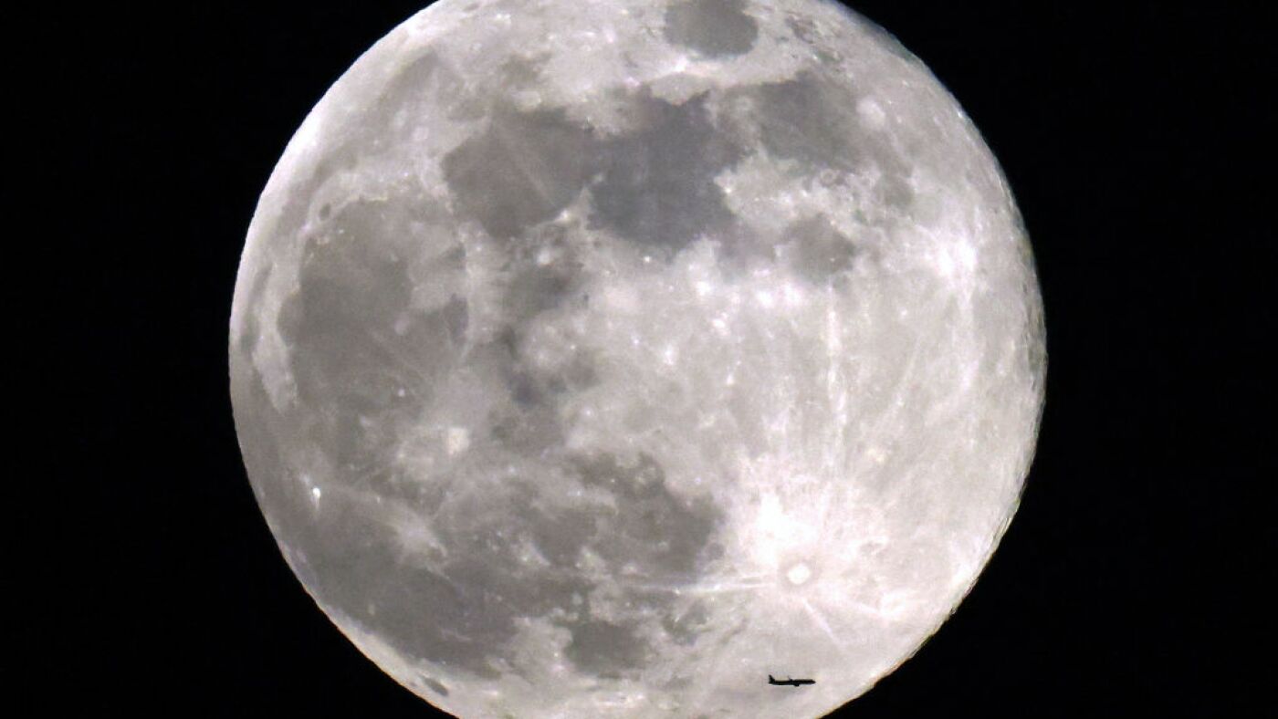 Featured image for Catch the Year's Final Supermoon This Weekend