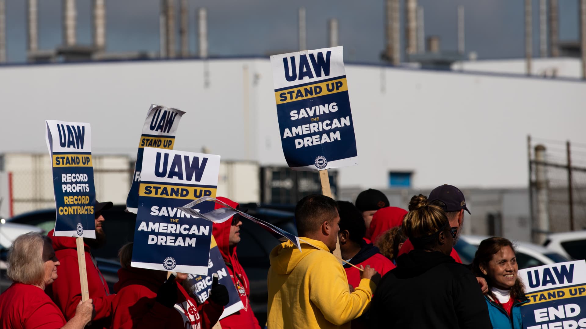 "UAW Strike Deepens: GM and Stellantis Lay Off Over 2,000 Workers"